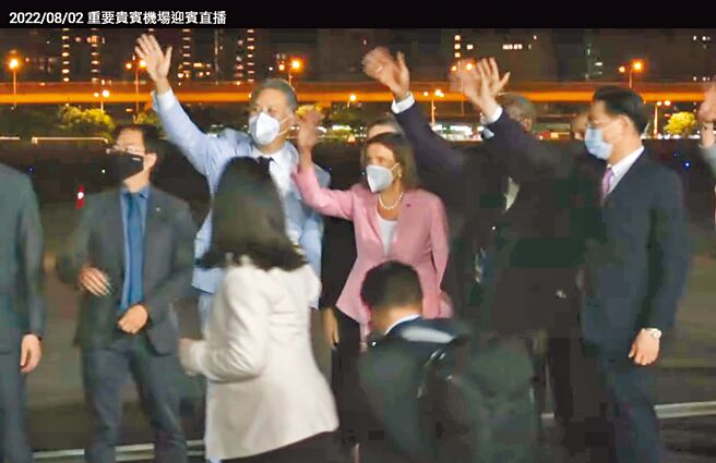 美国眾议院议长裴洛西（Nancy Pelosi）展开亚洲行，结束马来西亚的访问行程后，2日晚间抵达台湾，美军C-40C行政专机降落在台北松山机场。（黄世麒摄）