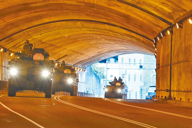 美国眾议院议长裴洛西可能访台，引发台海紧张局势，为提升应敌能力，陆军装甲586旅于日前于清晨，进行指挥所转移演练，各营接获命令后，迅速机动进入战术位置。（军闻社）