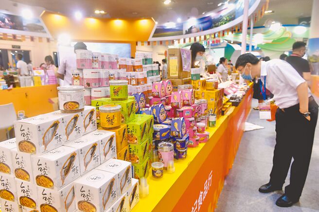 大陆海关总署1日突然公告，台湾未完成生产企业注册更新的食品业者「暂停进口」。图为厦门2021海峡旅游博览会，台湾食品展区吸引参观者。（中新社）