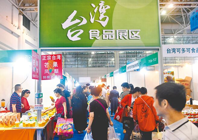美國眾議院議長裴洛西訪台，商業總會主席賴正鎰昨日呼籲，台灣人千萬不要當美國的棋子、俎上肉，兩岸更應該持續發展和平、穩定交流的關係。圖為疫情前舉行的海峽兩岸經貿交易會，台灣食品展區人氣旺。（中新社）