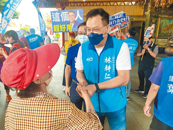 國民黨新竹市長參選人林耕仁2日續追外傳地下五人幫在市府的角色，同時也深入竹科周邊社區掃街拜票。（陳育賢攝）
