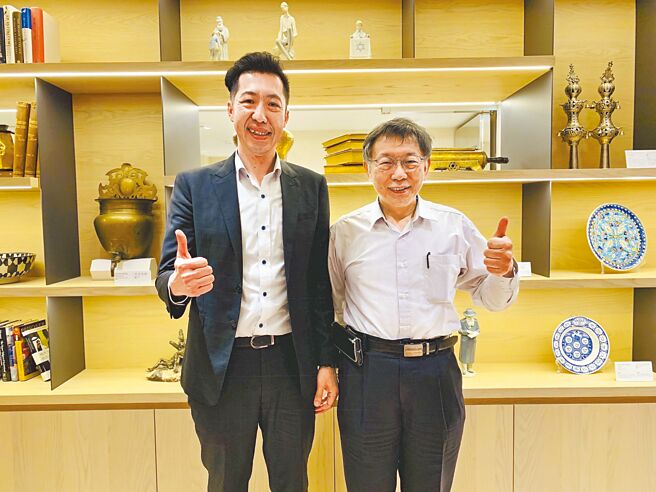 台湾民眾党将澎湖服务处升格为地方党部，由前澎湖副县长许智富（左）担任主委，许同时宣布将投入马公选区议员选举。（台湾民眾党提供／张茂雄澎湖传真）