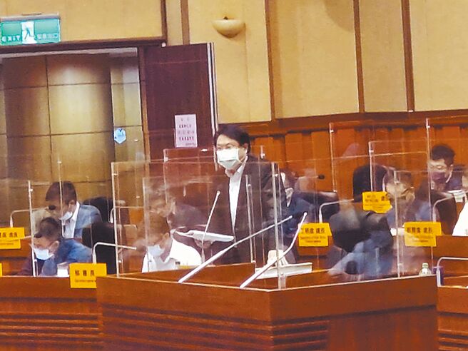 基隆市議會2日開臨時會，議員質疑基隆捷運規畫恐怕無法帶動產業升級、發展，基隆市長林右昌表示，已將TOD（大眾運輸交通為導向的都市規畫）納入基捷綜合規畫，更符合市民實際需求。（張志康攝）