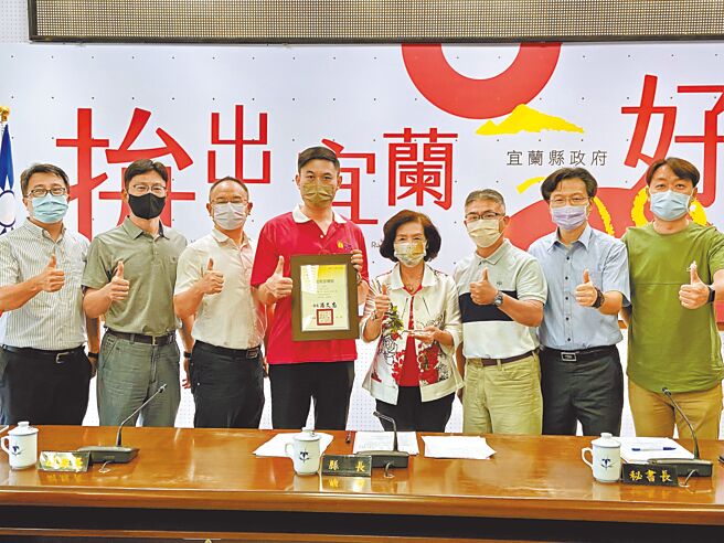 宜蘭縣榮獲教育部防災校園大會師「營運領航獎」，縣府2日縣務會議上由教育處長王泓翔（右五）率領防災教育輔導團6位校長，共同獻獎給縣長林姿妙（右四）。（吳佩蓉攝）