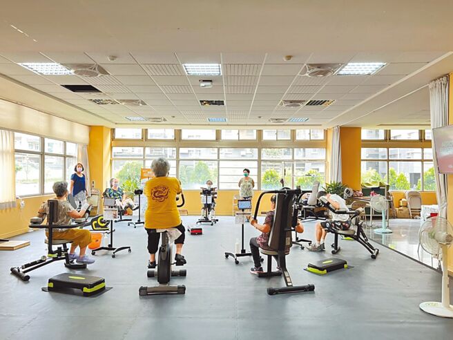 嘉义市精忠新城银髮健身俱乐部，长者运动健身。（嘉义市卫生局提供／廖素慧嘉市传真）