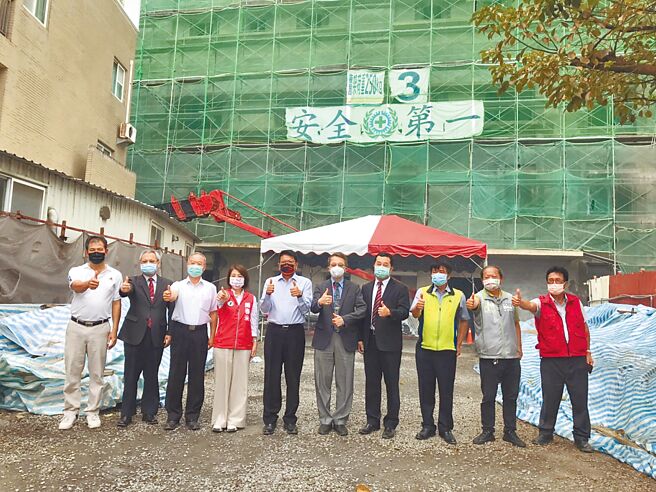 恒春旅游医院重建工程歷经3年5次流标后，终于前年发包，并且超前进度于2日举行上梁仪式，地上8楼的主体结构预计10月完工。（谢佳潾摄）