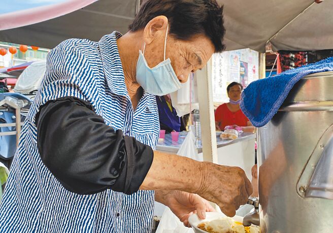 台东县关山镇天后宫旁的阿嬷古早味豆花，是许多在地人记忆中的好味道，但要早起才吃得到。（庄哲权摄）