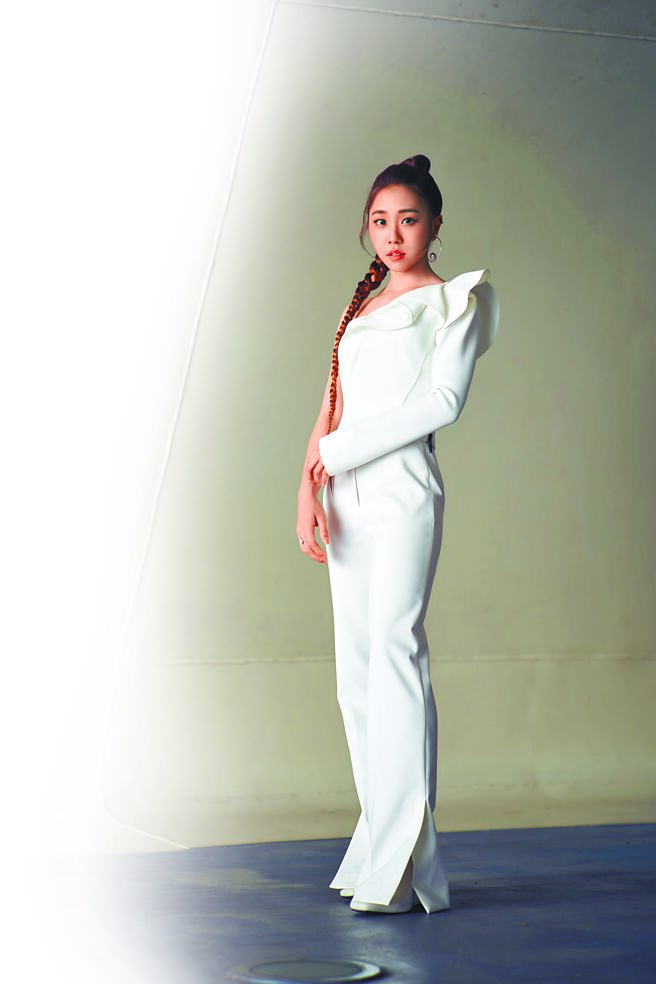 艾薇近日釋出新歌，挑戰高難度的真假音轉換。（環球音樂提供）