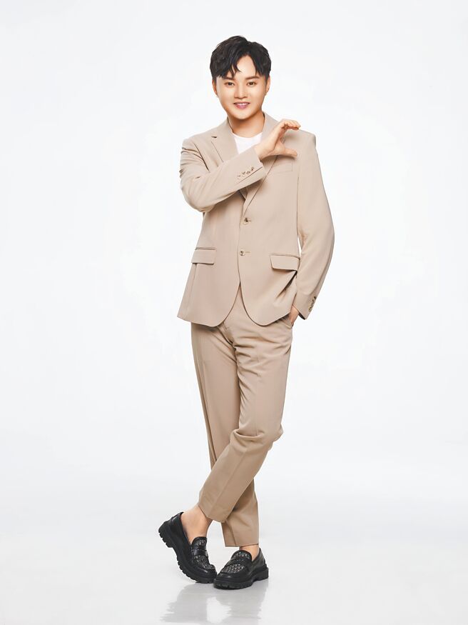 许富凯近日接下新代言，用心打造帅气造型。（十得私厨网路商城提供）