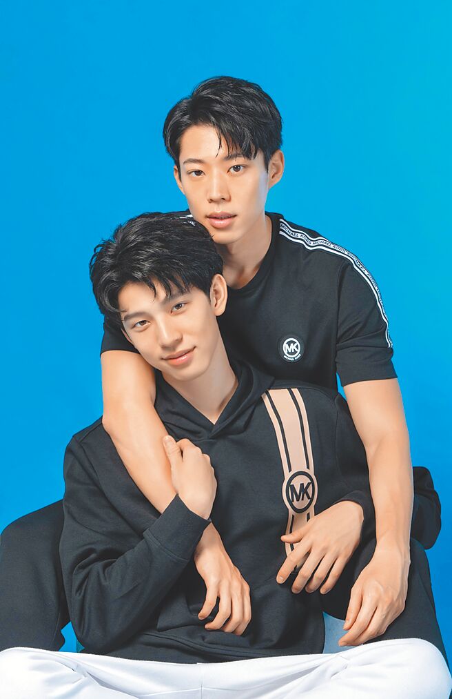 徐硕廷（下）、黄信赫于新剧《About Youth》饰演「健RayCP」，徐硕廷／Michael Kors七夕限定帽T，8500元、休閒运动长裤，7100元、黄信赫／黑色球服上衣，4100元、七夕限定运动长裤，9000元。（摄影／石智中‧黄信赫妆髮／Jenny Lin Lanchi、ZOOM Hairstyling Jacobs Hsieh‧徐硕廷妆髮／Backstage Curry Tsai、80’studio KimberHuang）