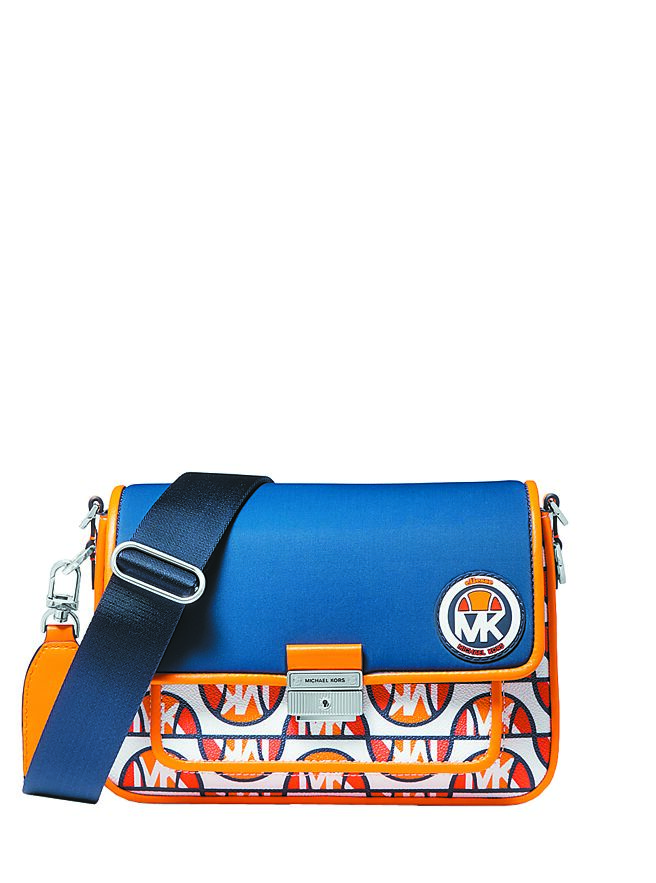 Michael Kors x ellesse Bradshaw印花肩背包，1万7700元。（Michael Kors提供）