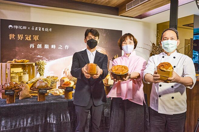 棉花田生机园地携手吴宝春（麦方）店推出6款联名麵包，右为吴宝春。（棉花田提供）