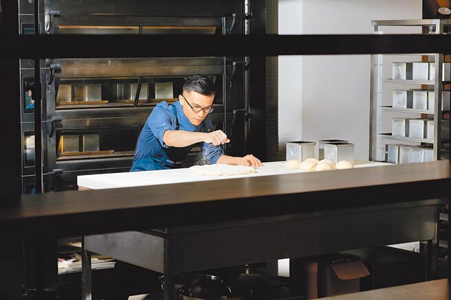 武子靖为了让大眾尝到冠军美味，改良作品推出「蜂蜜芝麻冠军生吐司」。（日香提供）