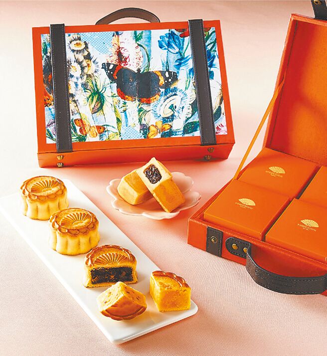 新光三越台北文華東方酒店雅閣手工月餅禮盒，獨家初登場，推薦價2500元。（新光三越提供）