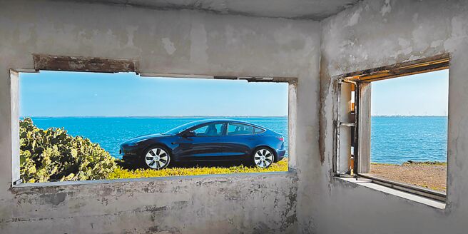 在阳光与仙人掌相伴下，恣意探访菊岛各地秘境美景，感受Tesla电动车优异的操控表现。（Tesla提供）