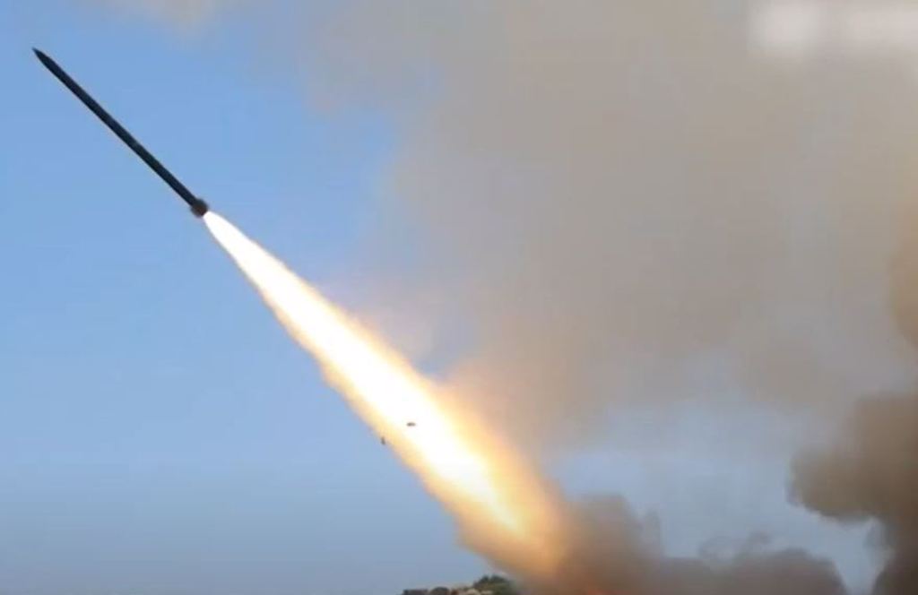 解放軍東部戰區對台灣附近海域發射飛彈。（央視）