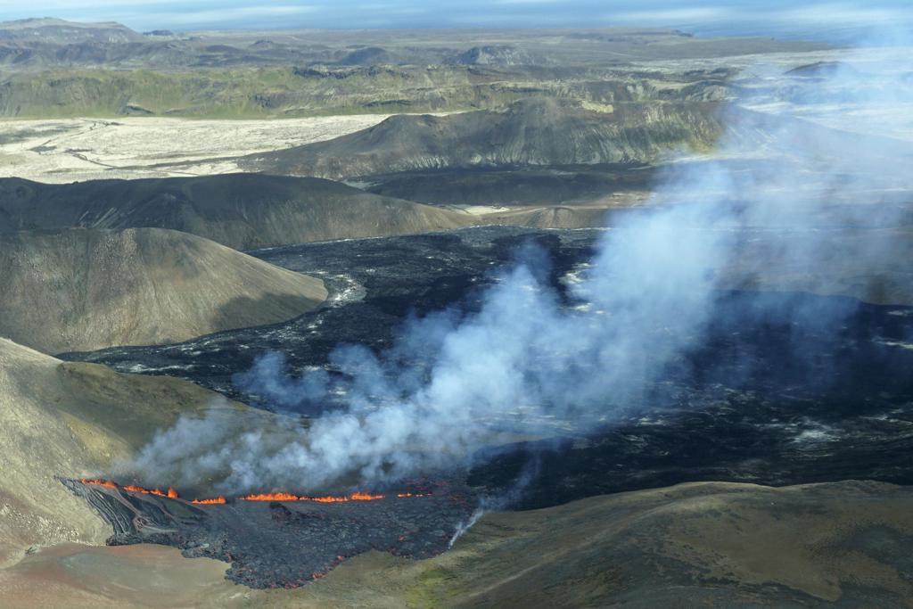 冰岛西南方的法格拉达尔火山再次喷发。图/美联社(photo:ChinaTimes)