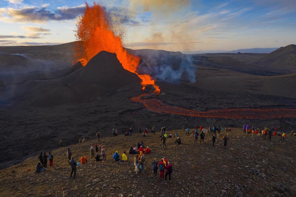 去年法格拉达尔火山喷发，由于危险系数小，造成许多游客前往观看。(图/美联社)(photo:ChinaTimes)