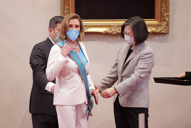 蔡英文总统今（3）日上午接见美国联邦眾议院议长裴洛西（Nancy Pelosi）访团，并颁授裴洛西议长「特种大绶卿云勋章」。（总统府官网）