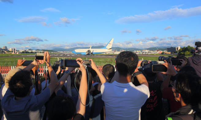 台北市/美国联邦眾议院议长裴洛西所搭乘（Nancy Pelosi）的空军C-40C专机，3日下午5点55分从台湾松山机场起飞，结束访台之旅，滨江街的「飞机巷」也有上百人来卡位，抢拍裴洛西专机，见证这歷史性一刻。（张铠乙摄）