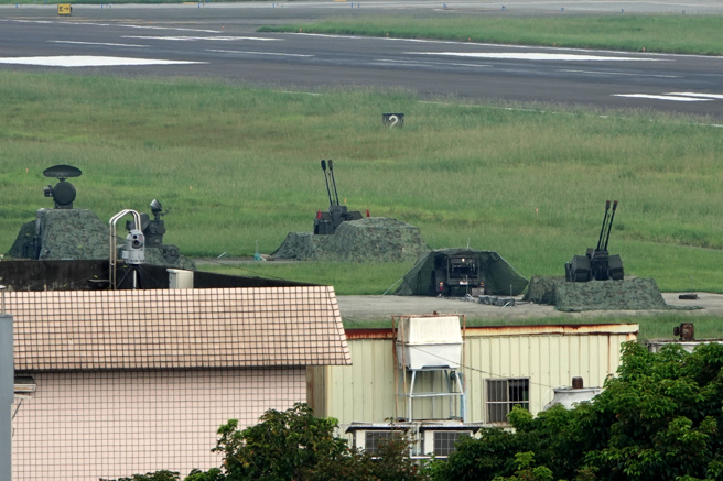 美国眾议院议长裴洛西（Nancy Pelosi）亚洲行访台之旅，中共在台湾周边将进行绕台军演，空军松山基地的35防空火炮拉开炮衣警戒。（黄世麒摄）