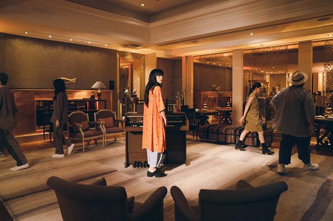 洪佩瑜日前拍攝新歌MV，開心分享熱愛歌唱的經歷。（何樂音樂提供）