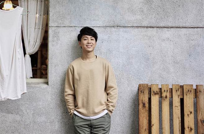 謝孟其首度挑戰創作台語歌，開心獲得前輩龍千玉誇讚。（時大音樂提供）