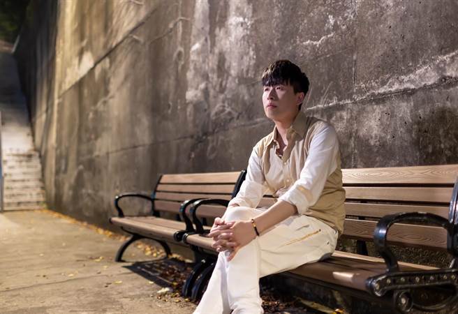 陳昶均近來推出首張台語專輯《夜夜情》，開心一圓歌唱夢。（欣代唱片提供）