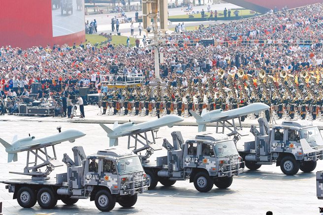 共军军眼前，无人机首度侵扰金门，军方射击信号弹驱离，图为大陆无人机在大陆国庆阅兵时出现。(中时资料库)