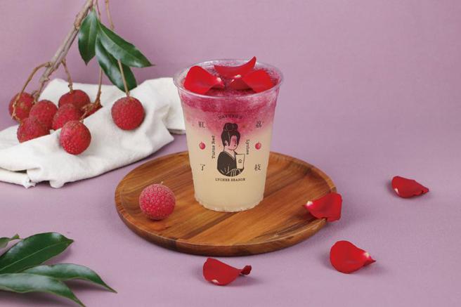 （大苑子「荔枝季」今日起跑，全台门市开始贩售「荔枝玫瑰」，中杯95元。图／大苑子提供）