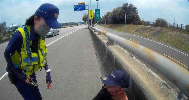 老翁误上快速道路，吓到呆坐在路边。（民眾提供／张亦惠台中传真）