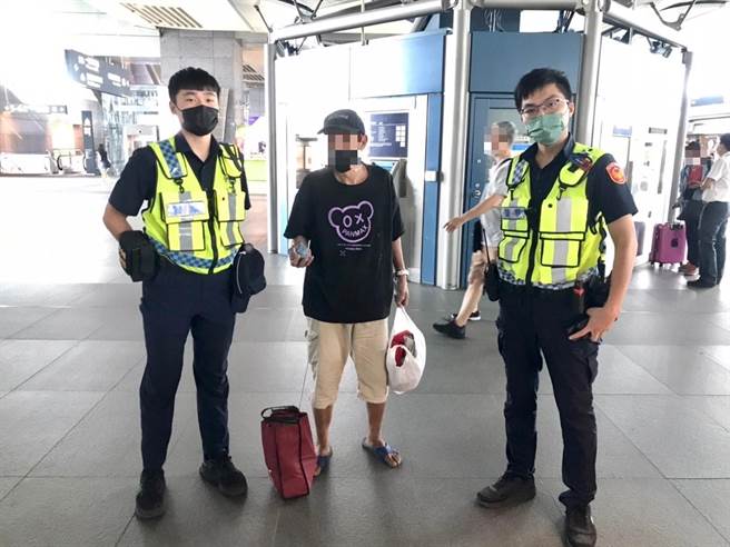 老翁误上快速道路，吓到呆坐在路边，幸员警赶赴将他带下快速道路。（民眾提供／张亦惠台中传真）