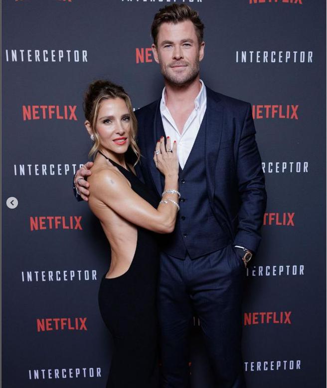 克里斯汉斯沃搂着爱妻的纤细柳腰入镜，手上佩戴宝格丽OCTO FINISSIMO SKELETON超薄镂空腕表。（撷自IG）