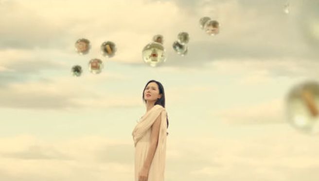 孙艺珍宛如女神般穿着白色长洋装，看起来仙气破表。(图/Youtube)