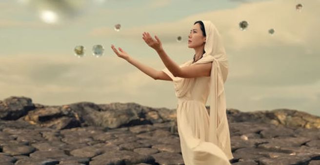 孙艺珍宛如女神般穿着白色长洋装，看起来仙气破表。(图/Youtube)