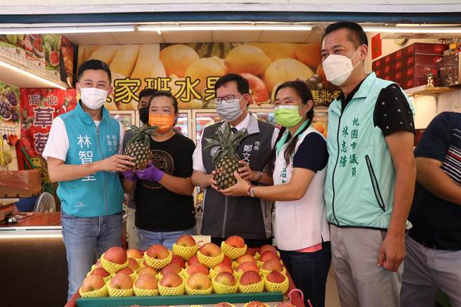 民进党桃园市长参选人林智坚（左一）今早在桃园市长郑文灿（中）陪同下，前往大溪市场扫街拜票。（蔡明亘摄）
