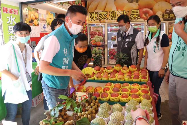 民进党桃园市长参选人林智坚买水果犒赏竞总伙伴。（蔡明亘摄）