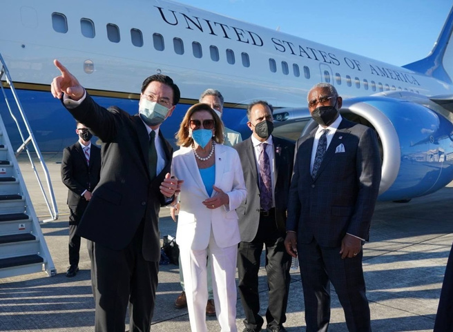 美國眾議院議長裴洛西3日結束訪台行程時，我外交部長吳釗燮前往送機。（外交部提供）