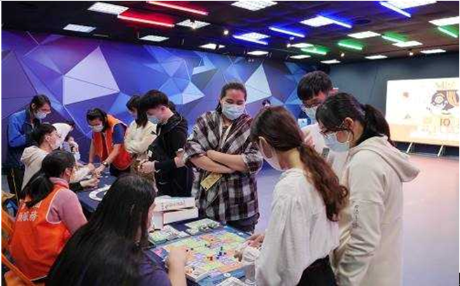 桌游嘉年华活动邀请歷届参赛者回娘家，传承宝贵创意经验。(照片/龙华科大提供)

