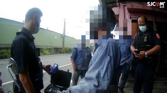 李姓男子（中）日前在高雄市仁武区酒驾，因逆向行驶吸引警方注意，他之后接受酒测。（翻摄照片／林瑞益高雄传真）