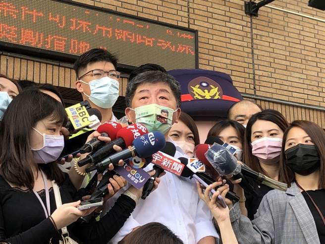 台北市长参选人陈时中、蒋万安今一前一后出席台北市政府举办的社区治安营造研习观摩会议。（杨亚璇摄）