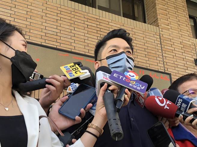 台北市长参选人陈时中、蒋万安今一前一后出席台北市政府举办的社区治安营造研习观摩会议。（杨亚璇摄）