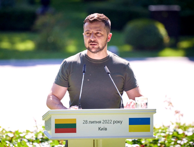 烏克蘭總統澤倫斯基（Volodymyr Zelensky）接受港媒專訪時坦言，尋求與大陸國家主席習近平「直接對話」，協助結束俄羅斯入侵烏克蘭。（資料照／路透社、烏克蘭總統府提供）