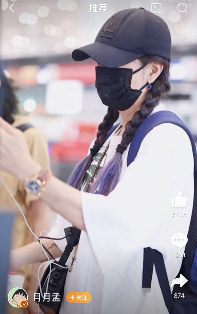 睽违多时，赵薇被目击出现在北京机场。(翻摄自月月孟微博)