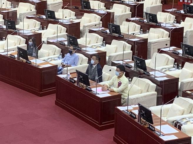 蓝党团书记长秦慧珠、绿党团总召江志铭也到场欢迎新同事。（黄婉婷摄）