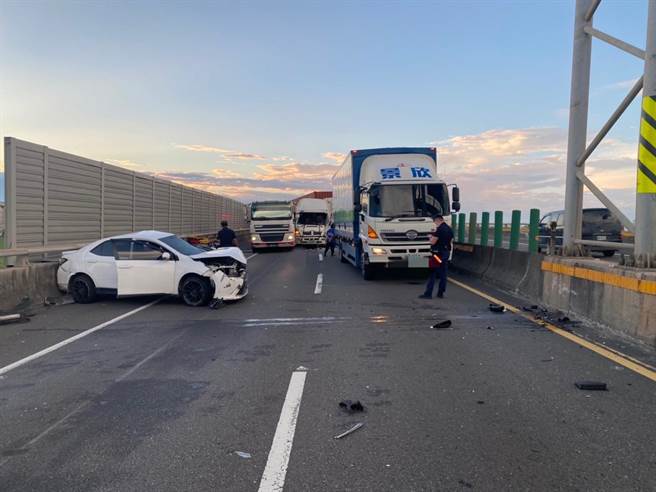 4日早上台88線0.6K處發生一起連環車禍，38歲的吳姓男子酒駕因不明原因自撞護欄，造成後車閃避不及，一共3輛聯結車撞成一團。（高市鳳山分局提供／楊舒婷高雄傳真）