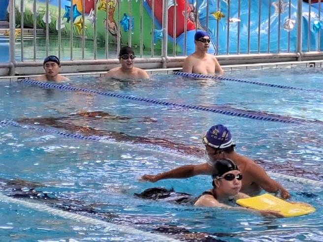 今天水适能训练协会台中分会的会员们，于现场解说防溺教育与水域安全的基本常识。(陈世宗摄)