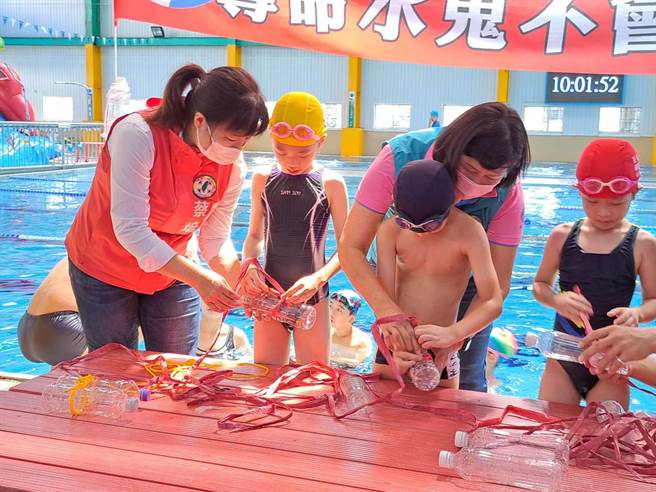 蔡培慧现场教小朋友DIY以宝特瓶、竹竿等易取得物当浮具示范救人。(陈世宗摄)