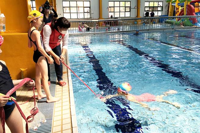 蔡培慧现场教小朋友DIY以宝特瓶、竹竿等易取得物当浮具示范救人。(陈世宗摄)