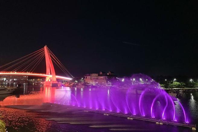 淡水渔人码头港湾首次展出动感水舞声光秀，搭配情人桥璀璨光雕，呈现绝美夜景。　图：新北市政府观光旅游局／提供